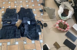 Autoridades bolivianas incautaron armas largas y cortas, indumentaria policial, celulares, dinero en efectivo y sustancias estupefacientes