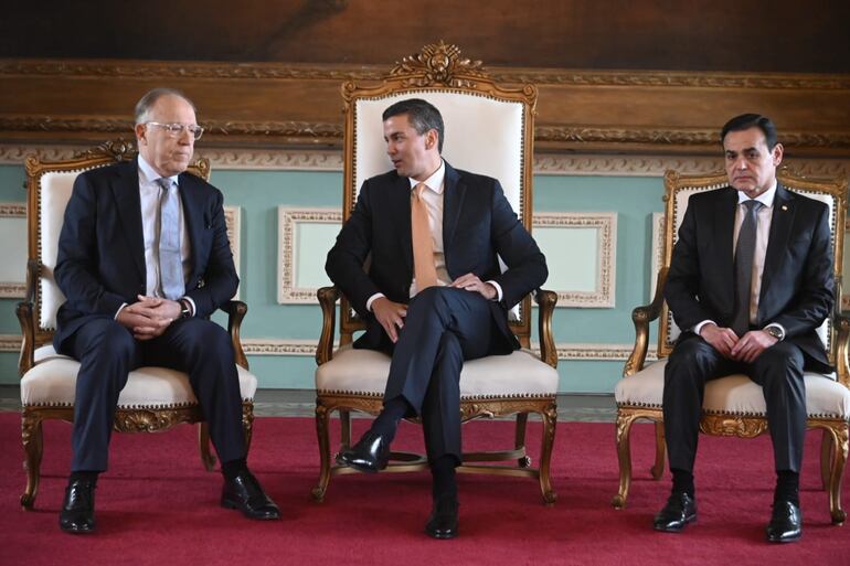 Guillermo Nielsen, embajador de Argentina en Paraguay, el presidente Santiago Peña y el canciller Rubén Ramírez Lezcano.