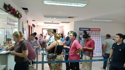 En la mañana de este miércoles, muchas personas llegaron a la Municipalidad de Luque para renovar sus licencias de conducir.