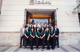 El equipo de INDEX conmemora 45 años de trayectoria de la empresa.