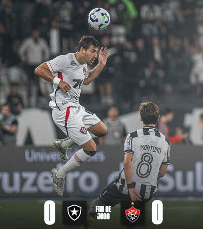Despeje aéreo de Raúl Cáceres durante el partido del miércoles entre Botafogo y Vitória, por el campeonato mayor brasileño.