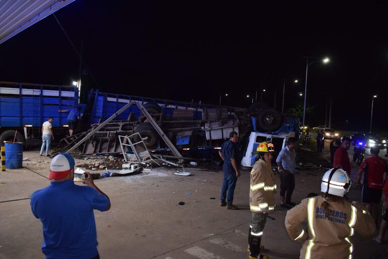Gran despliegue policial y de bomberos en el lugar del accidente.