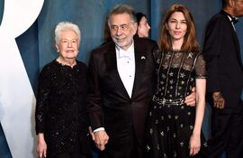 Eleanor Coppola junto a su marido Francis Ford Coppola y su hija Sofía en una gala celebrada en 2022.