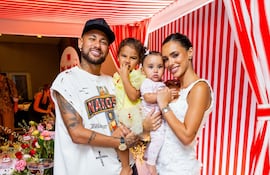 Neymar junto a la cumpleañera Bruna Biancardi y sus hijas Mavie y Mel.