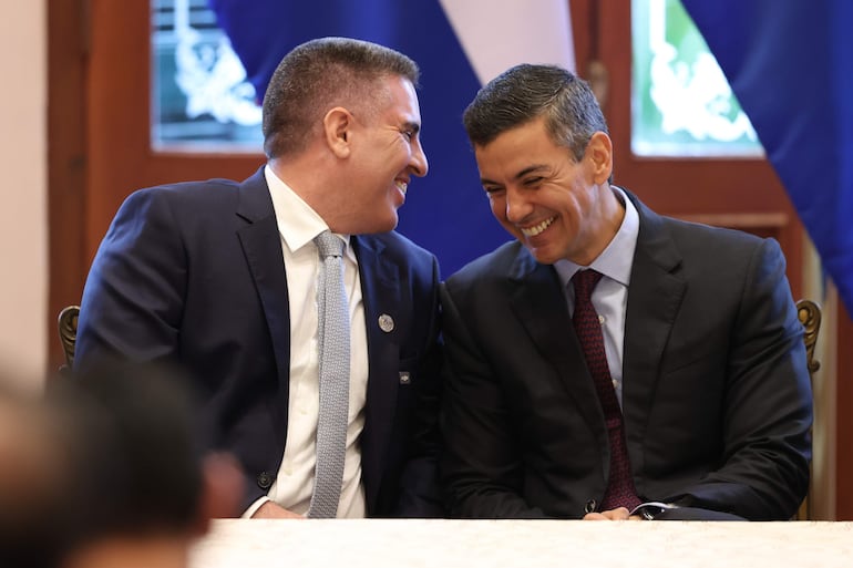 El ministro Gustavo Villate y el presidente Santiago Peña. 