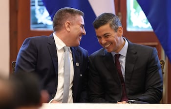 El presidente Santiago Peña (d) y el ministro de Tecnologías de la Información y Comunicaciones (Mitic), Gustavo Villate.