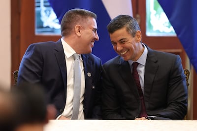 El presidente Santiago Peña (d) y el ministro de Tecnologías de la Información y Comunicaciones (Mitic), Gustavo Villate.