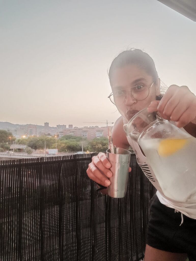 Una de las formas de soportar el calor es beber el riquísimo terere.