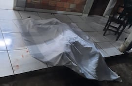 El cuerpo tiene una herida de arma de fuego en el pecho.