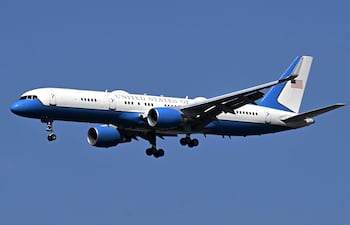 Un avión del gobierno de Estados Unidos llega a la base de Nur Khan, en Rawalpindi, Pakistán.