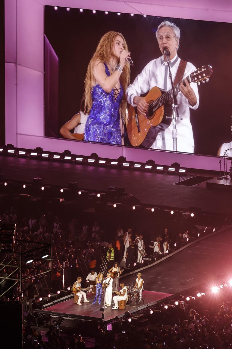 La cantante colombiana Shakira (c-i) se presenta junto al cantante brasileño Caetano Veloso (c-d) en un concierto este sábado, en la playa de Copacabana en Río de Janeiro (Brasil).