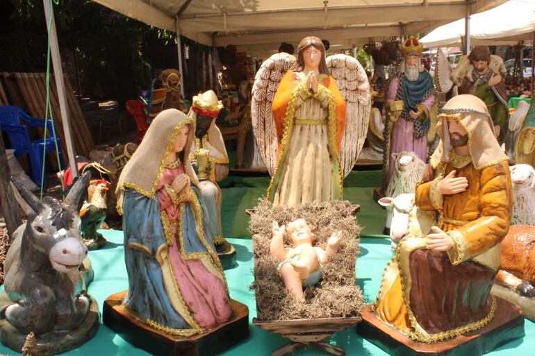 Cada pieza nace del trabajo paciente y del cariño que caracteriza a los artesanos aregüeños.