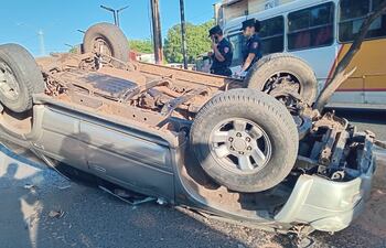 Conductor sale ileso tras fuerte vuelco en avenida San Antonio