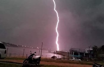 pilar-el-frente-de-tormenta-que-afecto-con-fuerza-al-nordeste-argentino-ingreso-a-eembucu-generando-fuertes-rafagas-de-viento-intensas-descargas-el-223403000000-1802885.jpeg