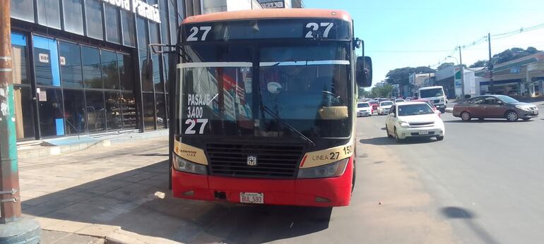 Unidad de la línea 27 afectada por el roce en el múltiple accidente de tránsito de la avenida Eusebio Ayala.