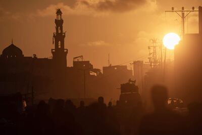 Atardecer en el devastado campo de refugiados de Jan Yunis, en el sur de la Franja de Gaza, el martes.