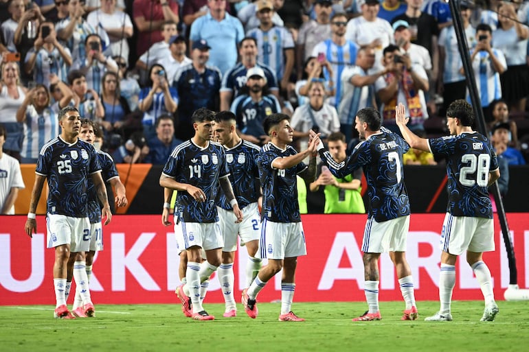 Los jugadores de Argentina festejan tras marcar el segundo gol de su equipo durante el partido de fútbol amistoso internacional entre Argentina y Honduras en el Kyle Field en College Station, Texas.