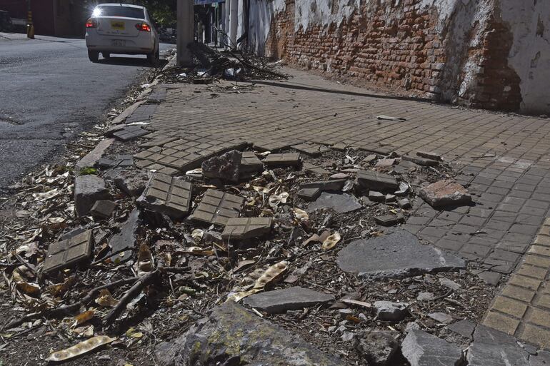 Acera destruida en las calles Jejuí y 15 de Agosto.