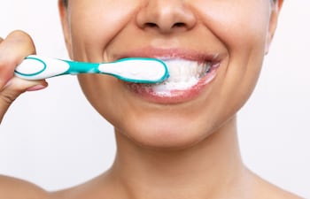 Cepillarse los dientes.