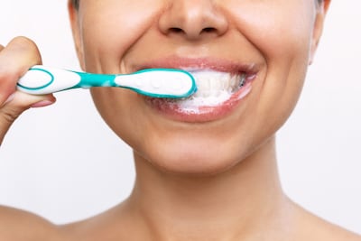 Cepillarse los dientes.