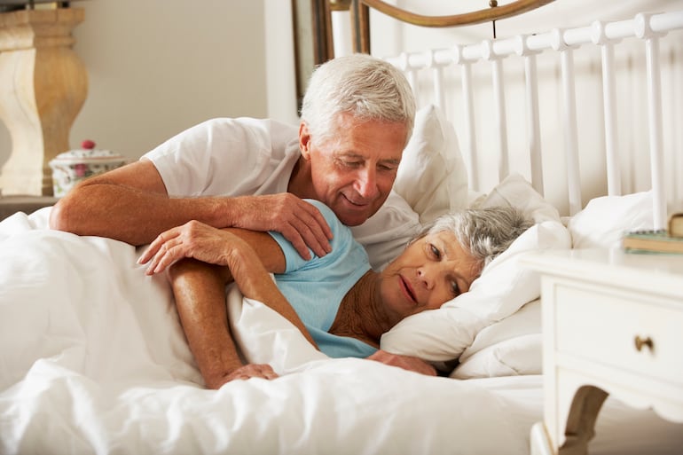 Pareja de la tercera edad en la cama.