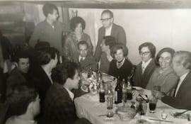 Integrantes del Museo de Arte Moderno (recién creado) festejando a Hermann Guggiari por el Premio Esso. Mayo de 1965, Asunción. De derecha a izquierda: Guillermo Ketterer, Edith Jiménez, Lotte Schulz, Elza Wiezzell, Ricardo Yustman (?) y Hermann Guggiari, entre otros.