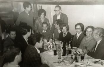 Integrantes del Museo de Arte Moderno (recién creado) festejando a Hermann Guggiari por el Premio Esso. Mayo de 1965, Asunción. De derecha a izquierda: Guillermo Ketterer, Edith Jiménez, Lotte Schulz, Elza Wiezzell, Ricardo Yustman (?) y Hermann Guggiari, entre otros.