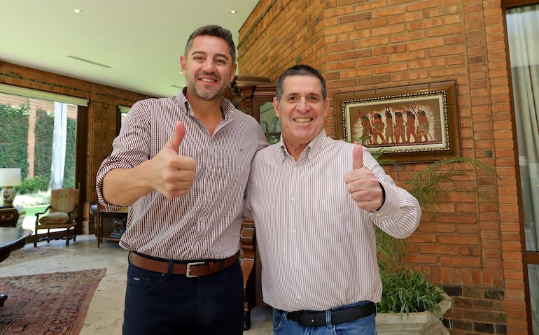 Pedro Alliana y Horacio Cartes, este viernes último en la residencia del expresidente en Asunción. (Gentileza).