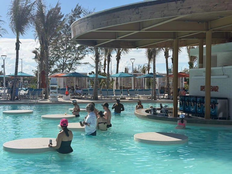 Fotografía cedida por Norwegian Cruise Line (NCL) que muestra a personas en una piscina en Great Stirrup Cay, la isla privada de la compañía en Bahamas. 