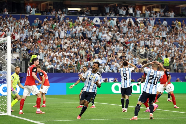 Nicolás González lamenta la clara oportunidad desperdiciada para aumentar la ventaja argentina.