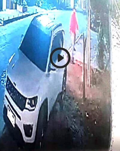 Los agentes policiales llegaron al sitio en una camioneta Jeep de color blanco, según la denuncia.