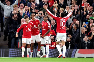Lisandro Martínez (izq.), del Manchester United, celebra con sus compañeros tras anotar el 4-0 durante el partido de la fase de liga de la Liga de Campeones de la UEFA entre el Manchester United y el Sabah FK, en Mánchester, Reino Unido.