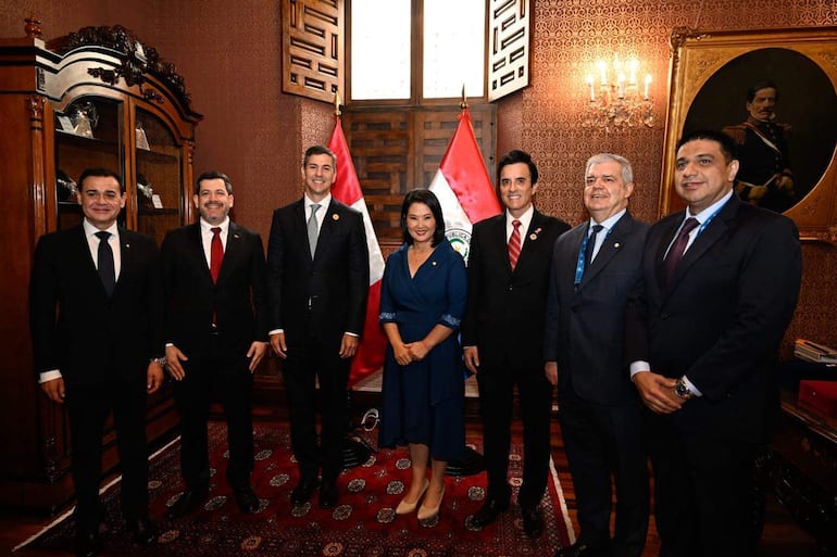 Fotografía cedida por el Ministerio de Relaciones Exteriores de Perú que muestra a la presidenta electa, Keiko Fujimori, en una reunión junto al presidente de Paraguay, Santiago Peña (3-i), antes de su investidura este martes, en el Palacio de Torre Tagle en Lima (Perú). EFE/ Ministerio de Relaciones Exteriores de Perú