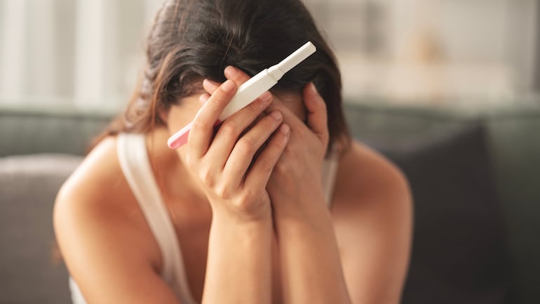 Mujer triste porque no logra quedar embarazada, imagen ilustrativa.