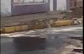 Cloaca inunda las calles Teniente Fariña e Iturbe del centro de Asunción.