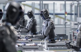 Concepto de robots en una fábrica.