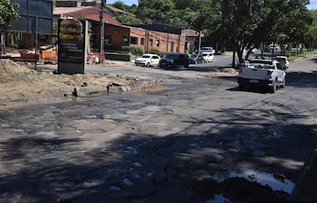 La acumilación constante de agua sobre la aveinda Augusto Roa Bastos destruyó la capa asfáltica de la "coqueta" avenida.
