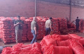 Decomisan 40.000 kilos de cebolla de contrabando
De Victor Pizzurno <pizzurno@abc.com.py>
Destinatario foto@abc.com.py
Fecha 29-08-2023 16:19