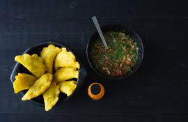 Empanadas con salsa de ají.