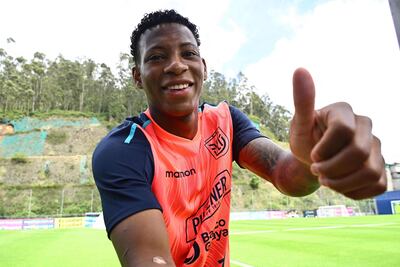 Ecuador's midfielder #19 Gonzalo Plata gives the thumb up before a training session at the "Casa de la Selección" sports complex in Quito on March 18, 2025, ahead of their next South American FIFA World Cup 2026 qualifier matches. (Photo by Rodrigo BUENDIA / AFP)
