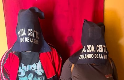 Aprehenden a dos jóvenes tras intentar salir de un supermercado con mercaderías sin pagar
