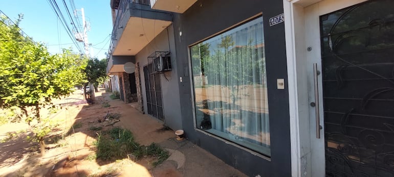 Persianas bajas y rejas clausuradas sobre Epifanio Méndez Fleitas, San Pablo, Asunción.