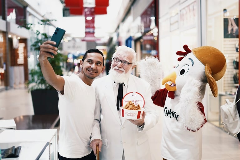 Selfie. Fans de KFC en el shopping Mariano.