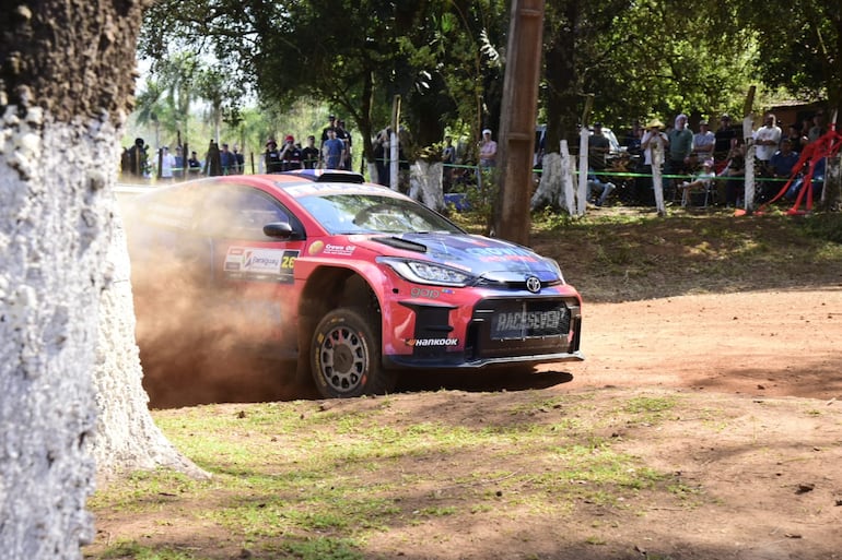 Los pilotos y equipos del Rally del Paraguay 2026 en las pruebas libes oficiales en un tramo de 5,6 kilómetros en la ciudad de Carmen del Paraná, Departamento de Itapúa, Paraguay.