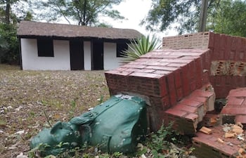 La base del busto del Gral. Eduvigis Díaz fue derribada en Pirayú.