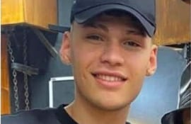 Jorge Ignacio Domínguez Medina sonriendo, lleva gorra, dimples visibles en su rostro, con fondo urbano difuso.