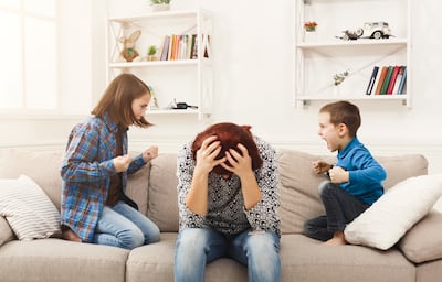 Concepto de pelas entre hermanos.