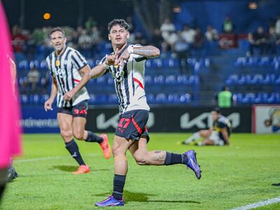 Matías Espinoza, futbolista de Libertad, festeja un gol en el partido frente a  Sportivo Trinidense por la cuarta fecha del torneo Clausura 2024 del fútbol paraguayo en el estadio Luis Alfonso Giagni, en Villa Elisa.
