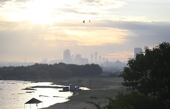 Vista del río Paraguay desde la Costanera de Asunción, este 22 de abril del 2025. Se observa mucho humo y tráfico congestionado. (Pronóstico, clima, tiempo, cielo, despejado, calor)