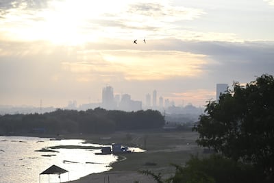 Vista del río Paraguay desde la Costanera de Asunción, este 22 de abril del 2025. Se observa mucho humo y tráfico congestionado. (Pronóstico, clima, tiempo, cielo, despejado, calor)